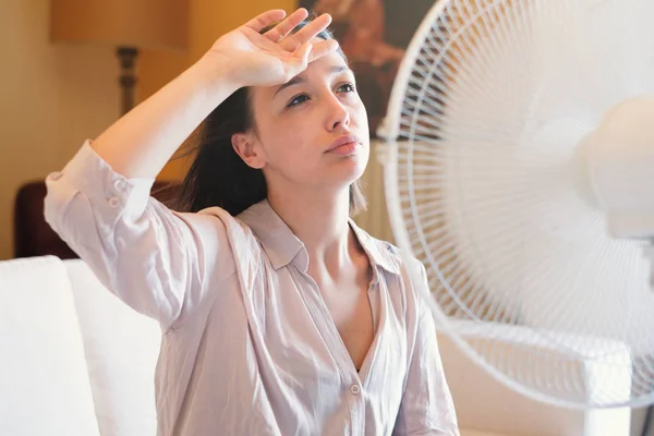 Mulher sofrendo por calor de verão refrescante em casa — Fotografia de Stock