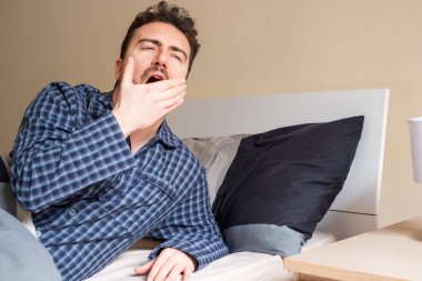 Yorgun adam uyanmak istemiyor.