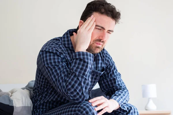 Kranker Mann im Bett spürt Kopfschmerzen — Stockfoto