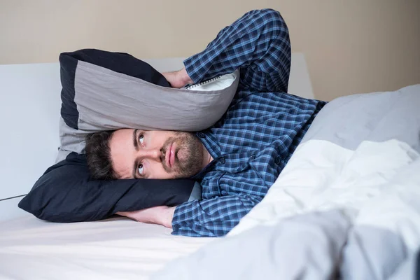 Homem perturbado não consegue dormir por causa do barulho — Fotografia de Stock