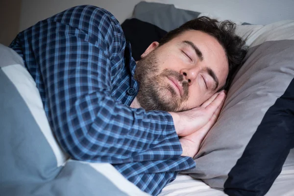 Homem retrato dormir confortável e sentir-se bem — Fotografia de Stock