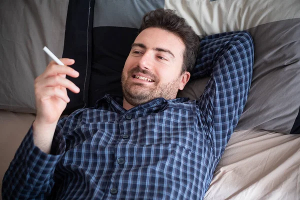 아침 담배와 침대에서 남자 초상화 — 스톡 사진