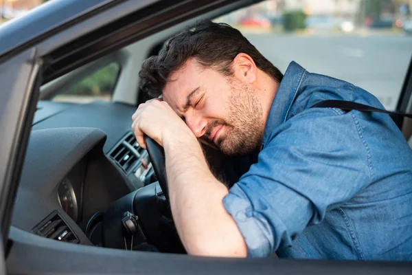 Homme conduisant désespoir de voiture après un accident de voiture — Photo