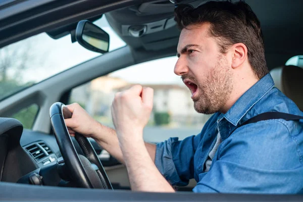 Arg och oförskämd man kör road rage — Stockfoto