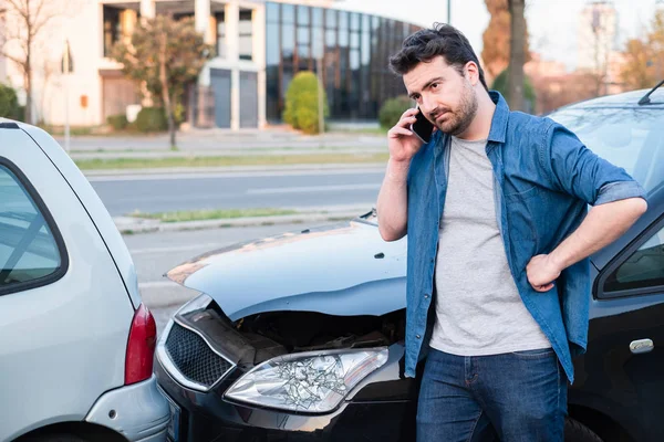 Hombre llamando al servicio de carretera después de accidente de coche —  Fotos de Stock