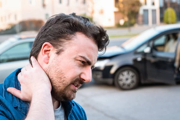 Hombre llamando al servicio de carretera después de accidente de coche —  Fotos de Stock