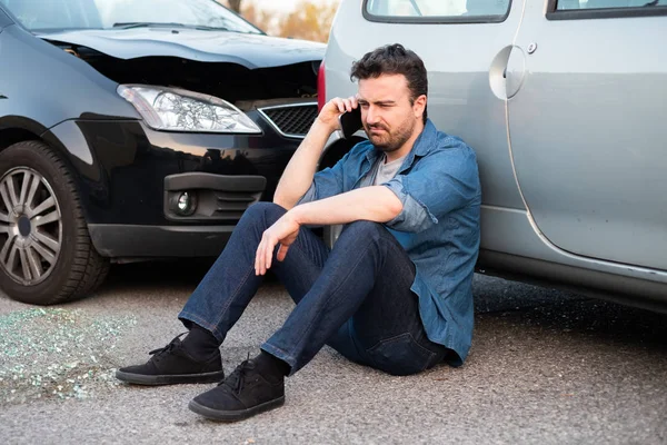 Hombre llamando al servicio de carretera después de accidente de coche — Foto de Stock