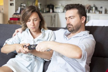 Çift tartışıyor ve evde televizyon izliyor