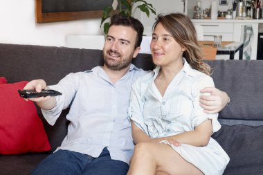 Rahat erkek arkadaşı ve kız arkadaşı izlerken TV ev