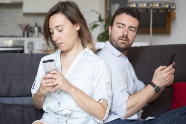 Cep telefonu ile aldatırken kız arkadaşı tarafından yakalandı erkek arkadaşı