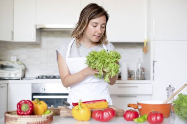 Mutfakta yemek yaparken kadın portre