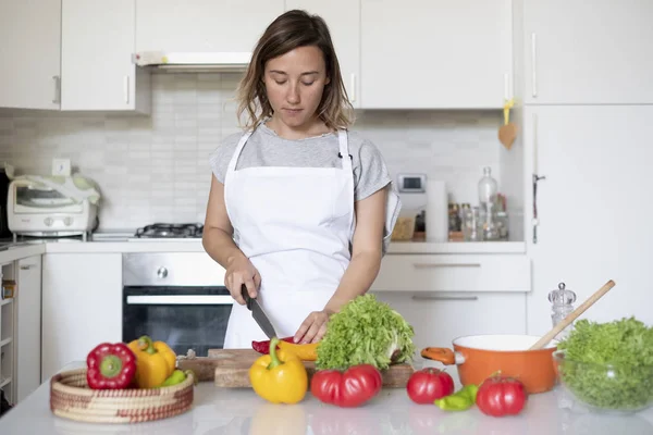 Woman portrait while cooking in the kitchen — Stock Photo, Image