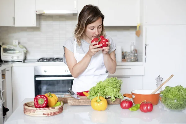 Mladá žena připravující zelenou stravu v domácí kuchyni — Stock fotografie