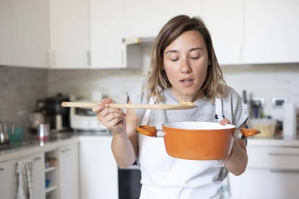 Woman portrait while cooking in the kitchen — Stock Photo, Image