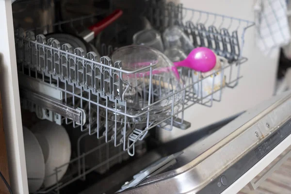 Кухонная техника готова мыть посуду и стаканы — стоковое фото