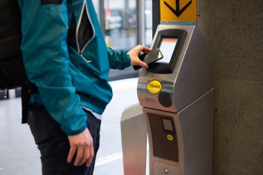 Hücre üzerinde uygulama teknolojisi ile mobil ödeme
