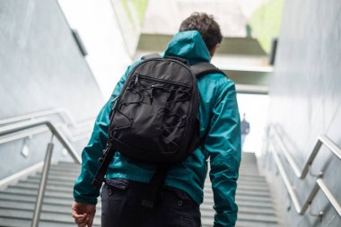 Bir turist metro yeraltı kullanarak yeni şehir keşfetmek olduğunu