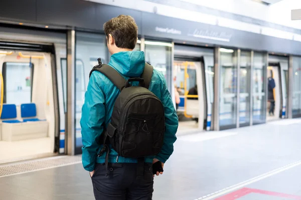 En turist utforskar New City med Metro underground — Stockfoto