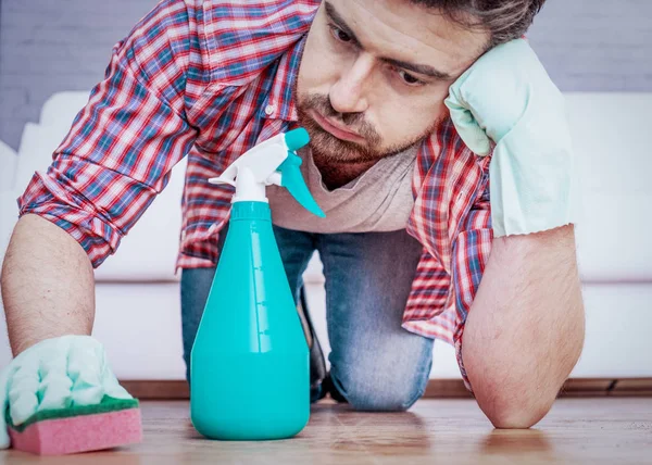 Limpiar un piso sucio de madera con una esponja — Foto de Stock