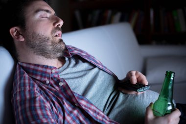 Tv izlerken bir beyaz adam portresi