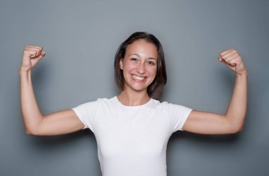 Mutlu ve çılgın kadın bağırıyor ve kutluyor