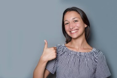 Gri arka planda ileti gösteren kadın