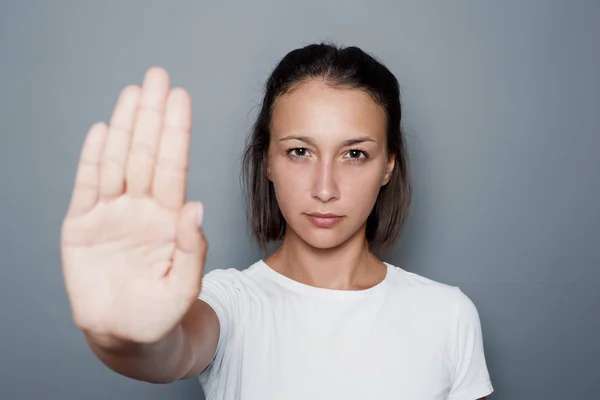 Kobieta portret robi znak Stop gest z ręki — Zdjęcie stockowe