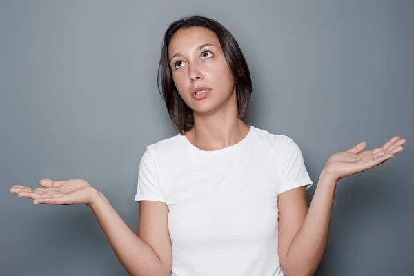 Retrato de mujer aburrida aislada sobre fondo —  Fotos de Stock