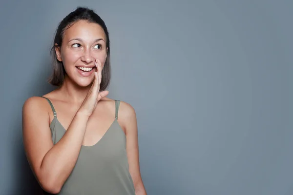 Mujer revelando un espacio de copia secreto y vacío —  Fotos de Stock