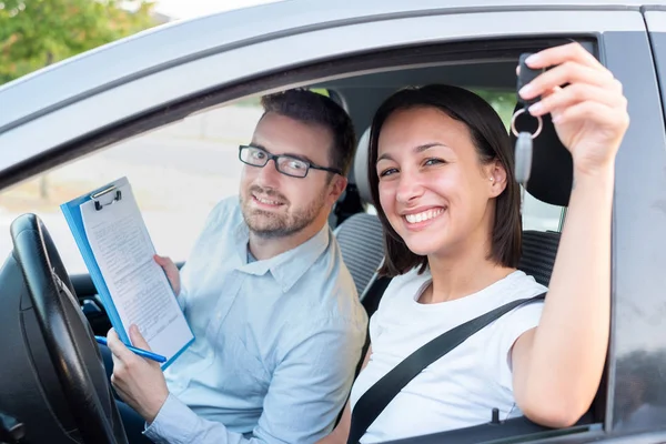 講師と若い女子学生、運転のレッスン — ストック写真