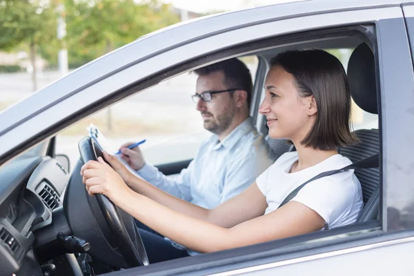 Apprendre à conduire une voiture. École de conduite — Photo