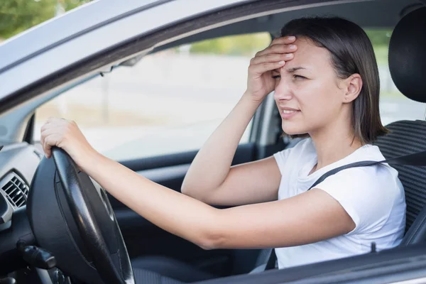 車の中で悲しい女性ドライバーは否定的な感情を感じる — ストック写真