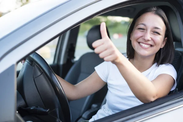 Boldog mosolygó nő hüvelykujjával fel kész vezetni — Stock Fotó