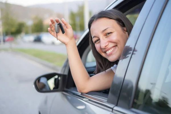 Счастливая улыбающаяся женщина с ключом от машины готова к вождению — стоковое фото