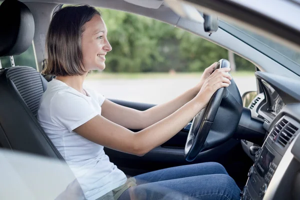 Menina alegre ao volante de seu carro — Fotografia de Stock