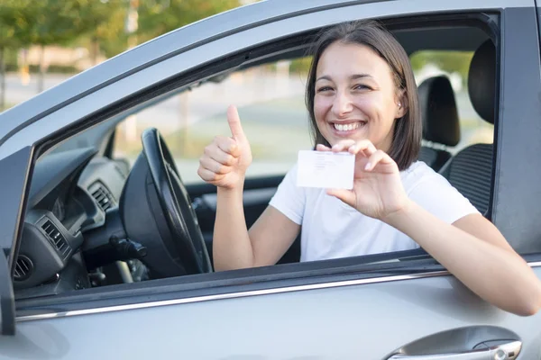 Gelukkig lachende vrouw met rijbewijs klaar om te rijden — Stockfoto