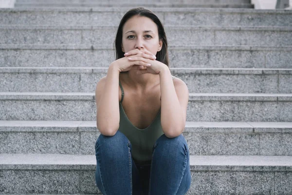 Depresif ve endişeli genç kız portre