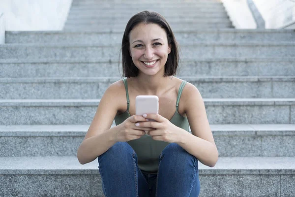 Retrato de mujer joven charlando con teléfono inteligente — Foto de Stock