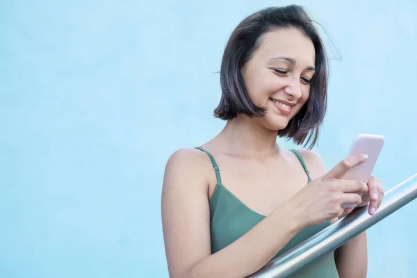 Chica segura de usar el teléfono celular y sonreír — Foto de Stock