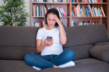 Genç kız telefonla kötü haber alıyor