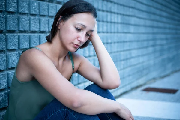 Depressief en angstig jong meisje portret — Stockfoto