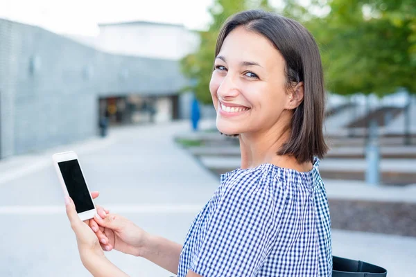 Mujer alegre mensajes de texto en el teléfono en la calle urbana de la ciudad — Foto de Stock