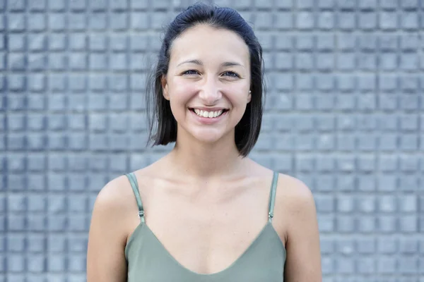 Menina alegre sorrindo e olhando para a câmera — Fotografia de Stock