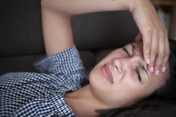 Retrato de mujer sintiendo dolor de cabeza en casa — Foto de Stock