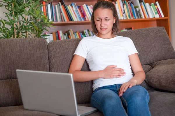 Mujer que sufre dolor de estómago y náuseas — Foto de Stock