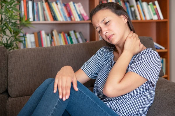 Vrouw portret gevoel terug pijn thuis — Stockfoto