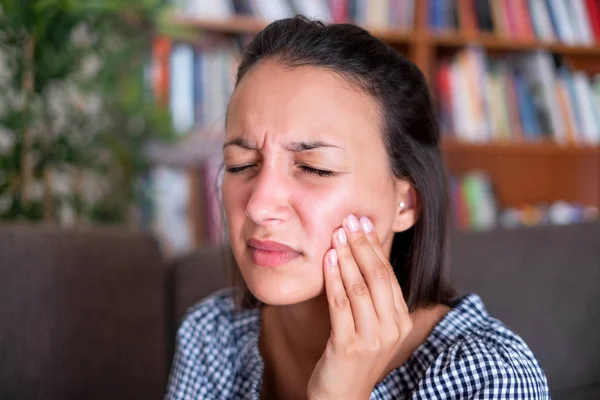 Woman portrait feeling tooth pain at home — Stock Photo, Image
