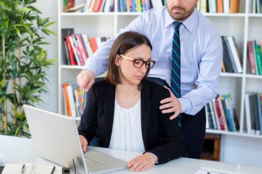 İşyerinde cinsel taciz. Mutsuz kadın çalışan iğreniyor.
