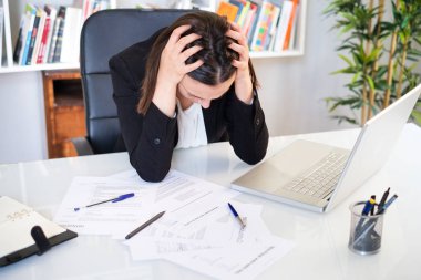 Kafası karışmış iş kadını internet sorunu rahatsız