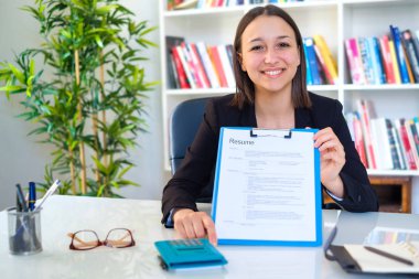 Müfredat özgeçmişini gösteren genç mutlu kadın